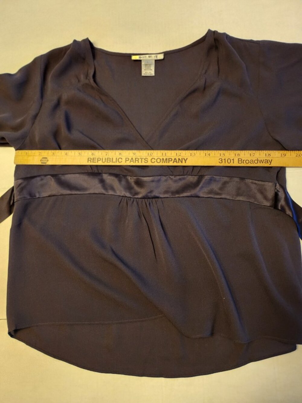 NWT Nine West 100% Silk Faux Wrap Empire Tie Back Flutter Sleeve Top L Charcoal - Picture 7 of 12